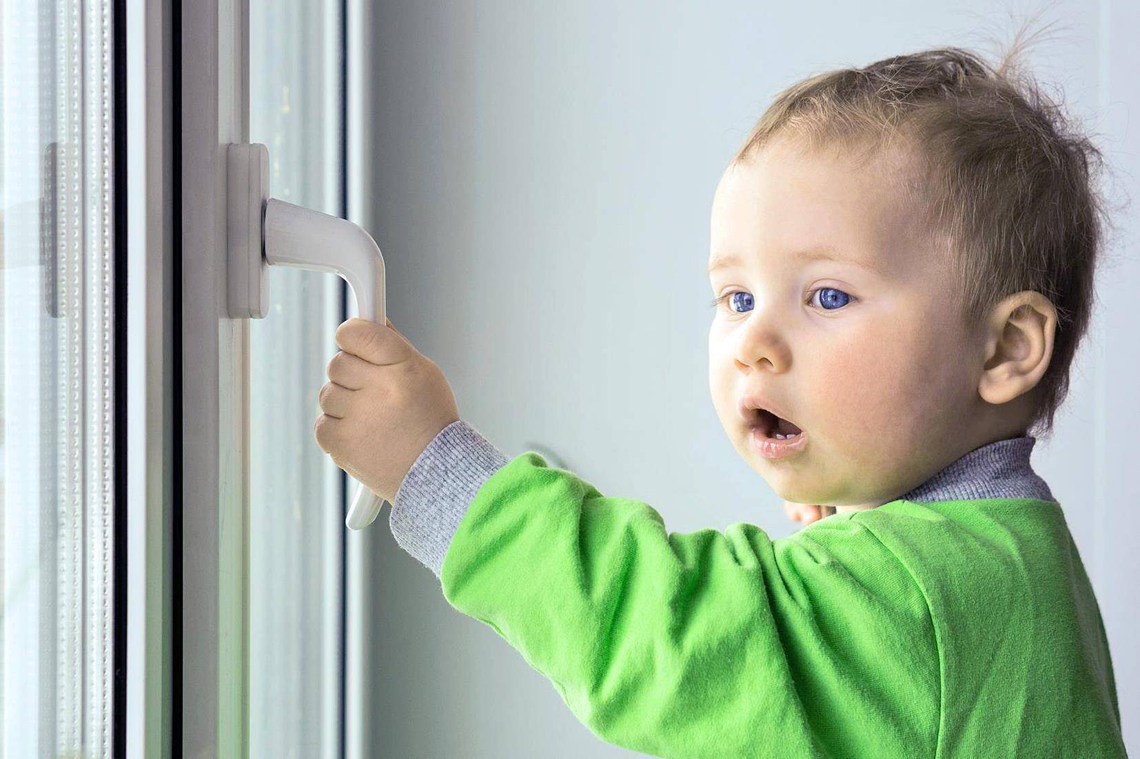 Детские оконные замки: лучший выбор для безопасности ваших малышей
