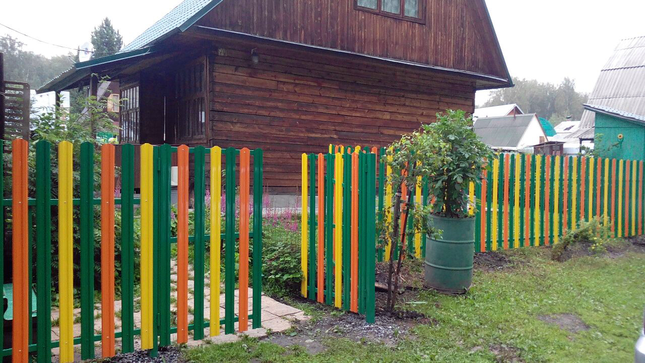 Чем лучше покрасить забор