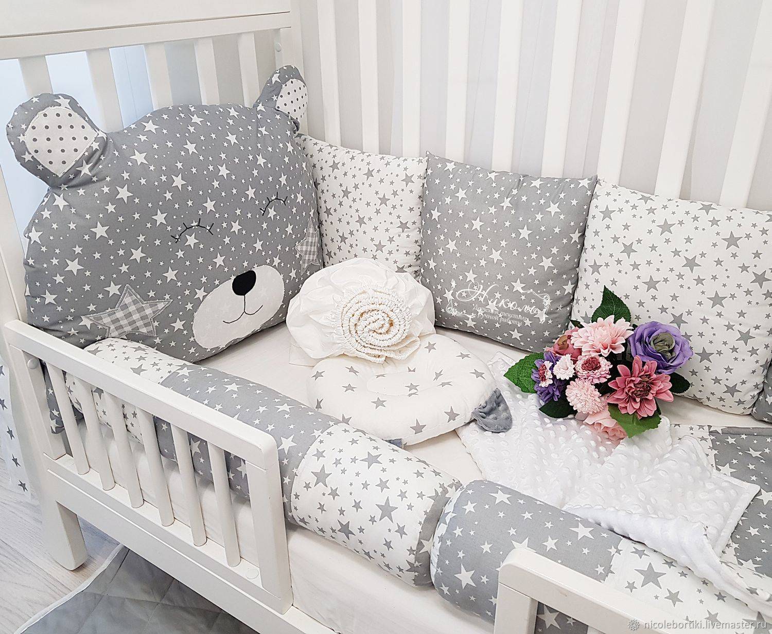 Нужны ли бортики в кроватку для новорожденного: преимущества и недостатки, зачем защищать пространство для малыша?