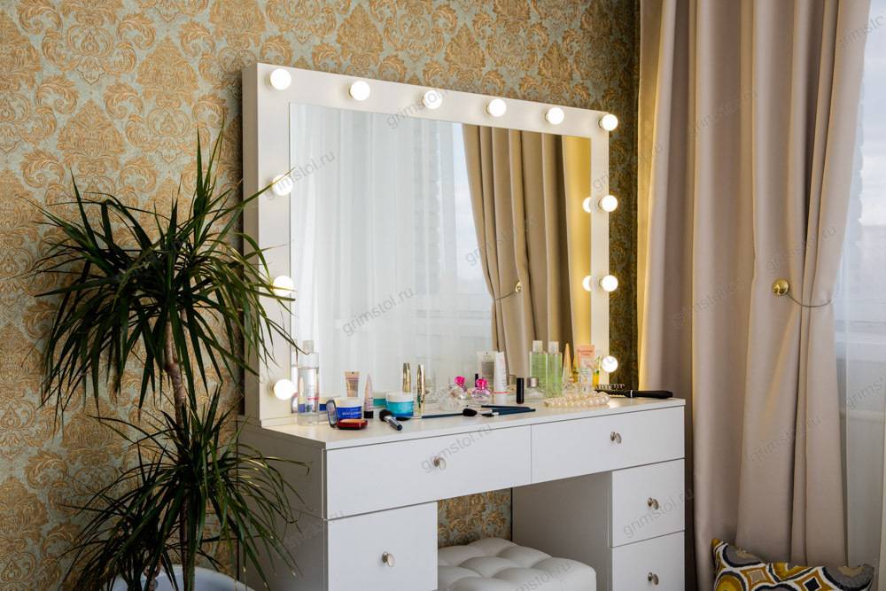 Туалетный столик с зеркалом и подсветкой – мечта любой женщины