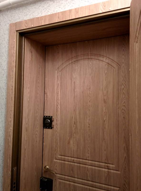 Отделка откосов входной двери изнутри своими руками: варианты установки (фото, видео)