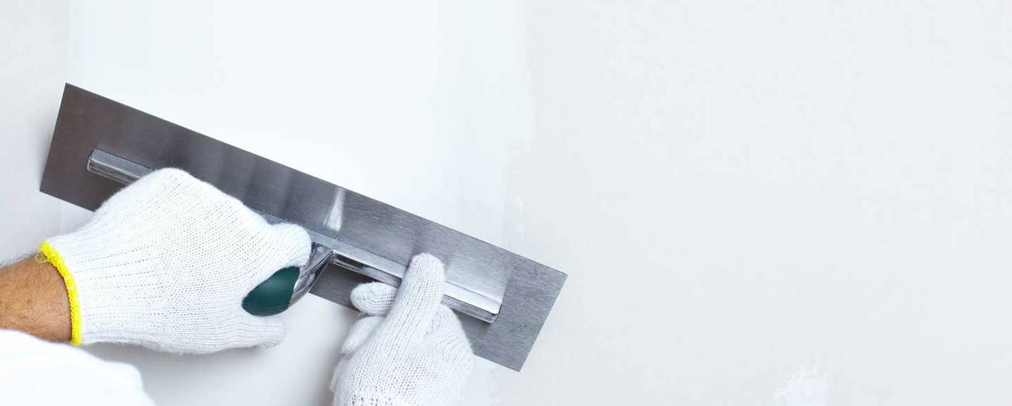 Как правильно держать шпатель при шпаклевке стен?