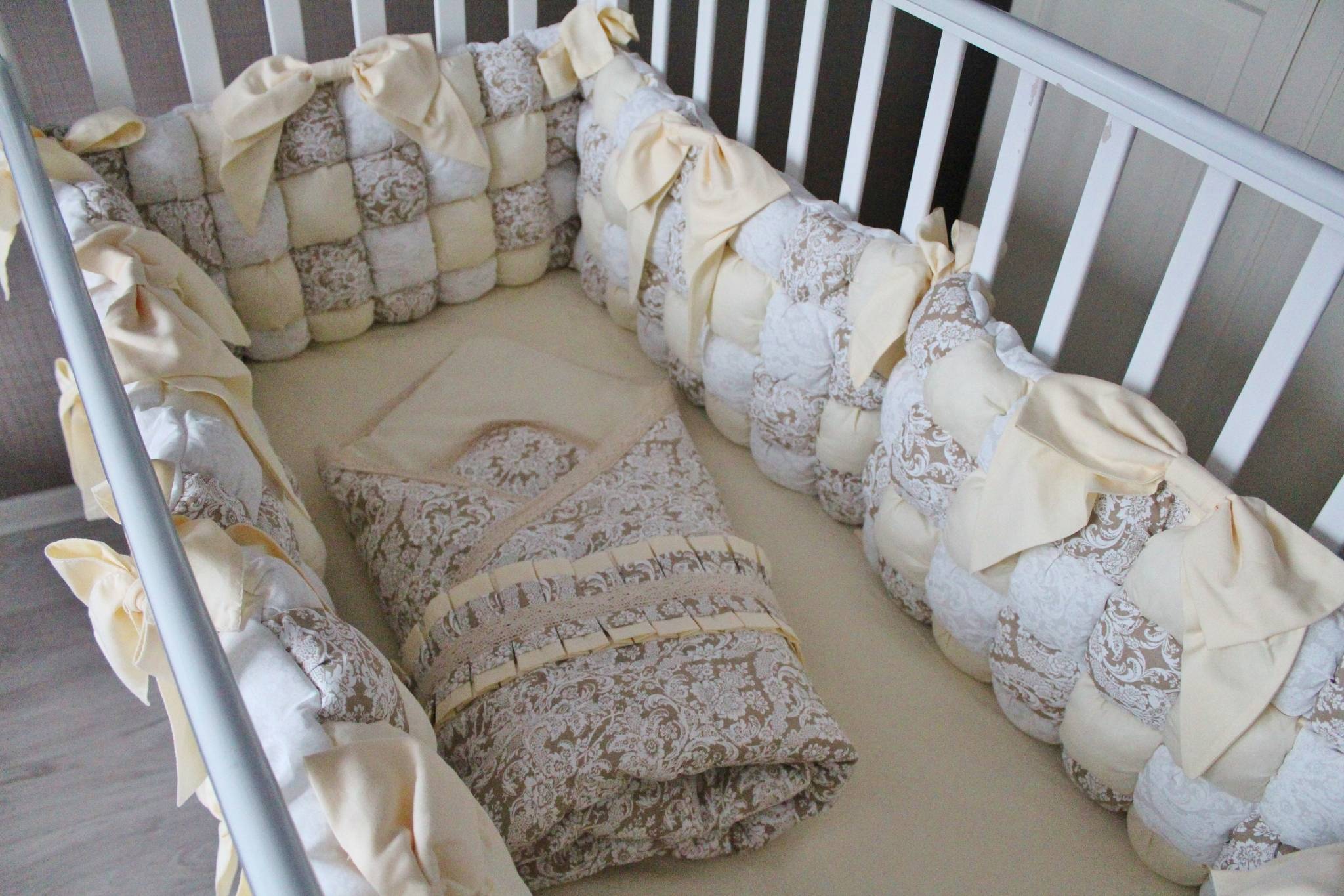 Нужны ли бортики в кроватку для новорожденного и как стирать