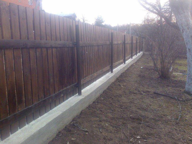 Строительство забора из кирпича и профнастила