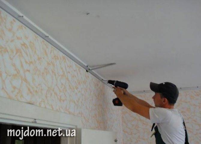 Что сначала обои или натяжной потолок - что раньше сделать?