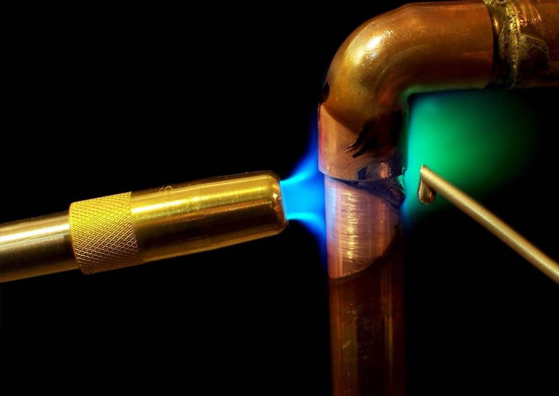 Пайка медных труб мягким и твердым припоем с применением газовой горелки