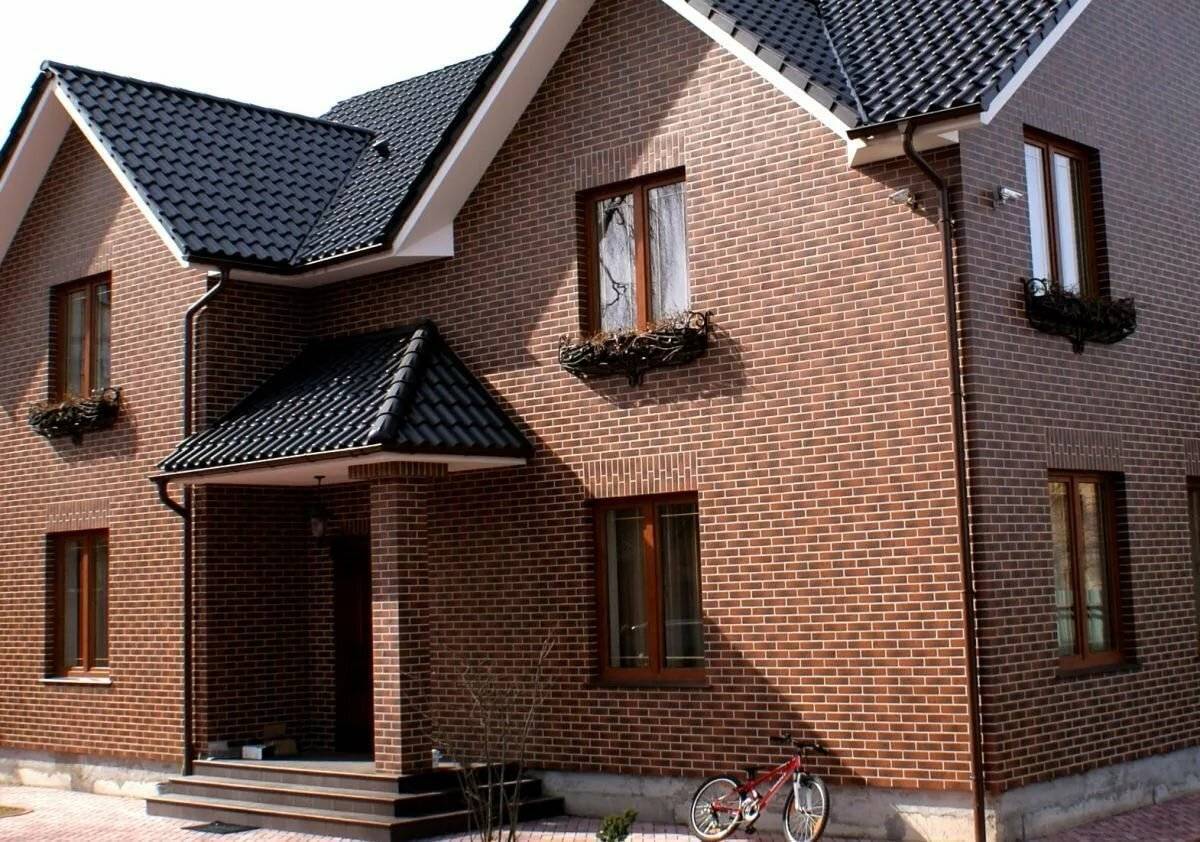 Отделка фасада кирпичом: виды материалов и кладки + 34 фото домов