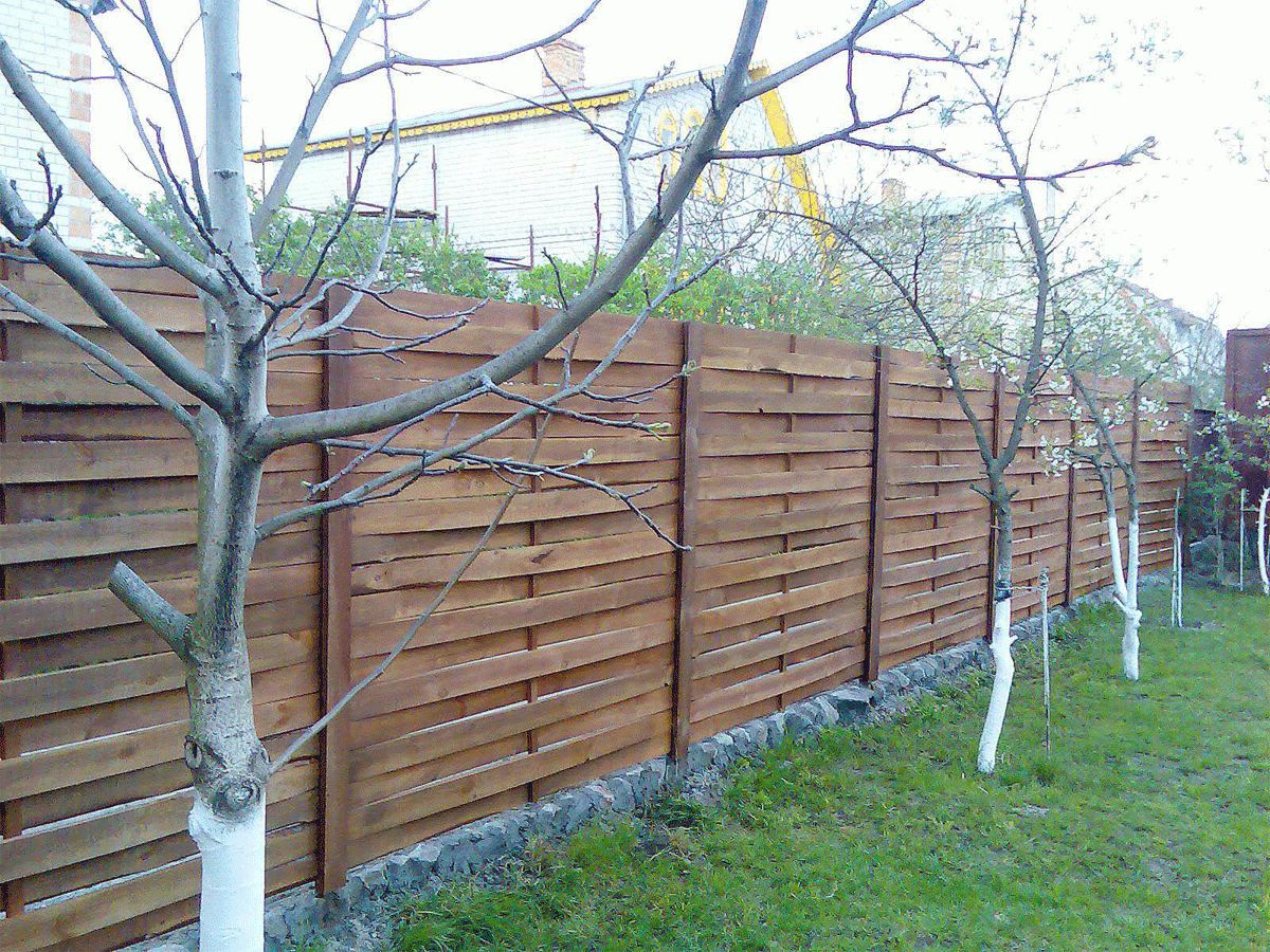 Сделать забор на даче цена. Деревянный забор. Забор дачный деревянный. Необычный деревянный забор. Деревянные заборы и ограждения.