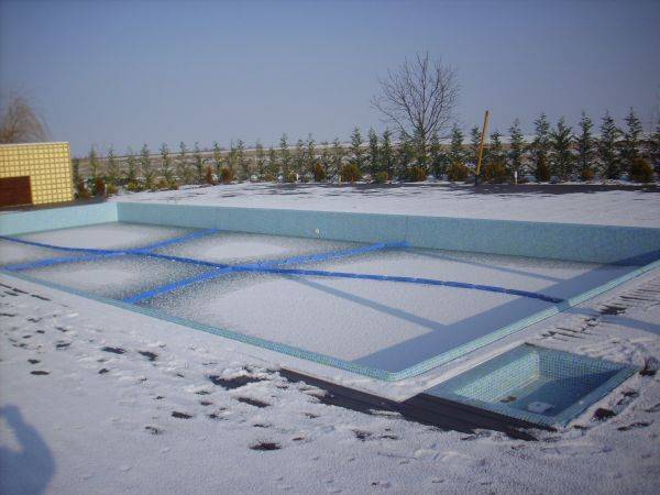 Бассейн интекс зимой. Сложенный каркасный бассейн. Сложить каркасный бассейн. Консервация каркасного бассейна. Бассейн каркасный зимний.