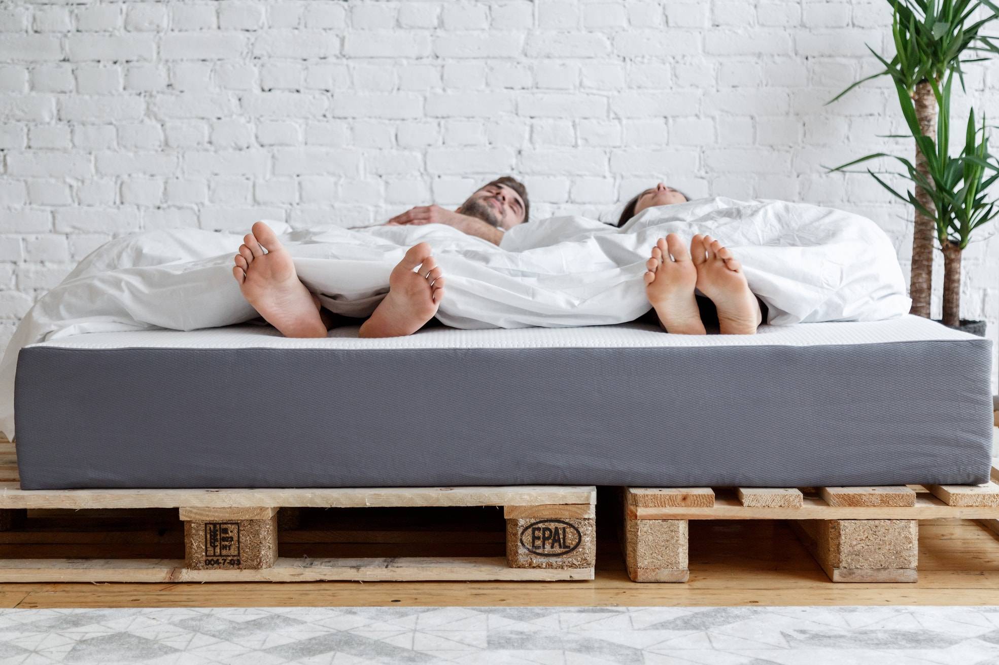 Как выбрать матрас для двуспальной кровати для здорового и комфортного сна